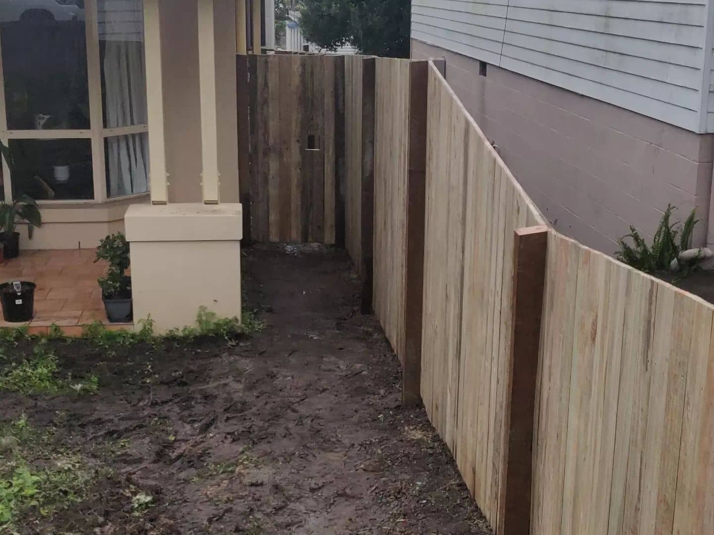 fencing at home, fencing lawn, fencing house, fencing yard